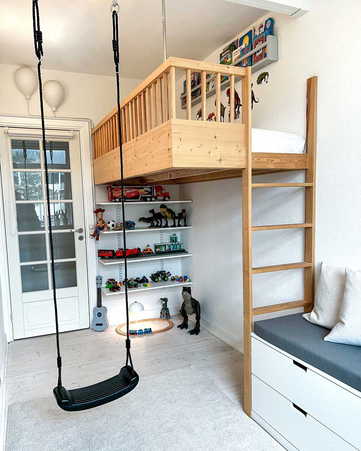 1-hjemmebygget-hems-egetrae-diy færdig hems i børneværelse indbygget seng med plads under