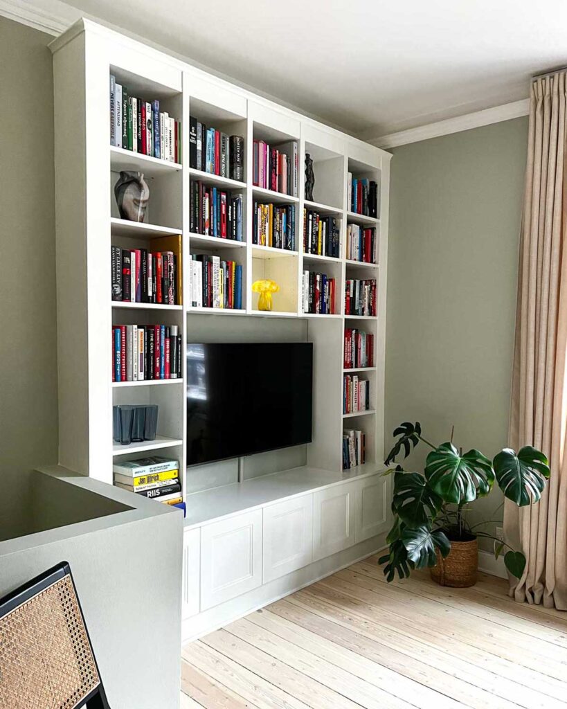 indbygget reol i træ til bøger og fjernsyn