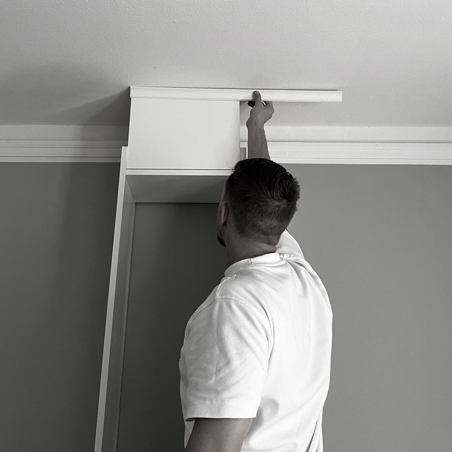 højde opmåling til høje indbyggede skabe til stuen samt opmåling til stuk