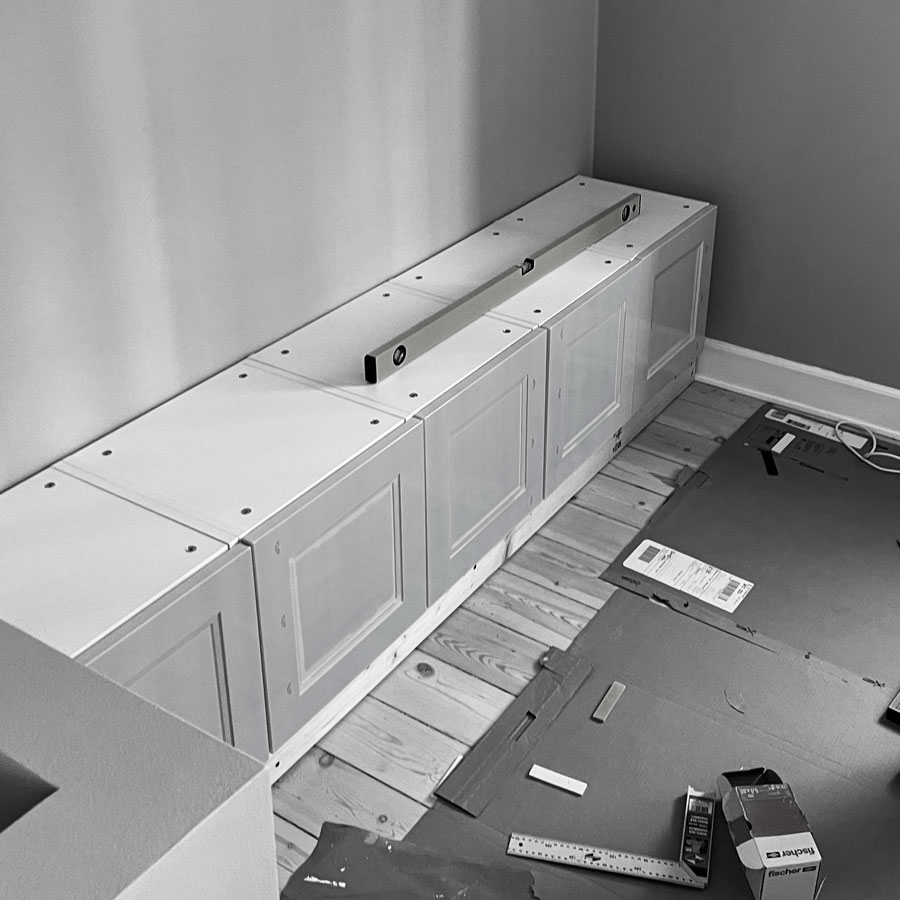 sokkel med små underskabe til reol