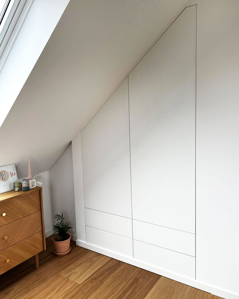 indbygget klædekskab med skrå vægge opmåling og montering