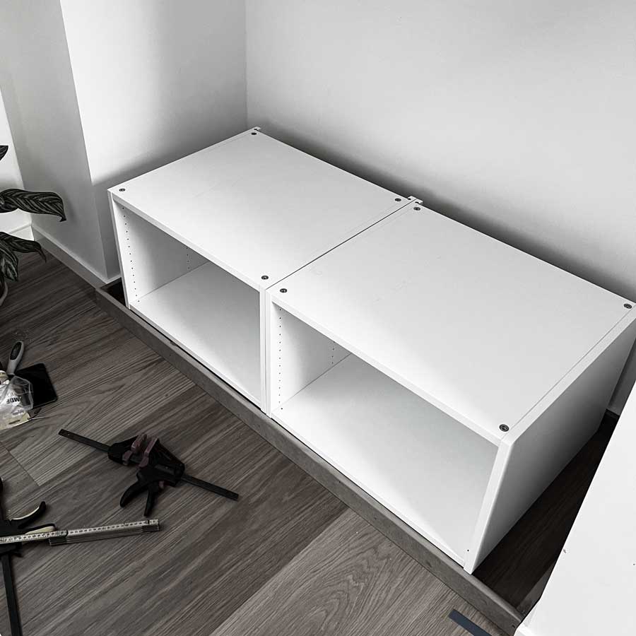 Underskab på sokkel til indbygget klædeskab med skråvægge