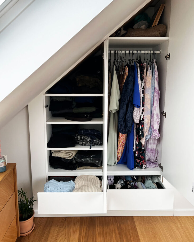 indbygget-skab-skraavaegge-byggemagi