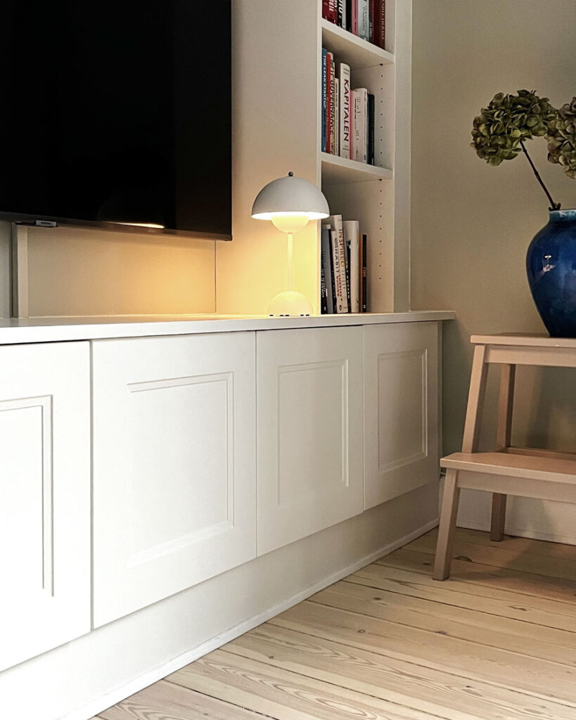 reol med underskabe og lister fra ikea til en moderne stue
