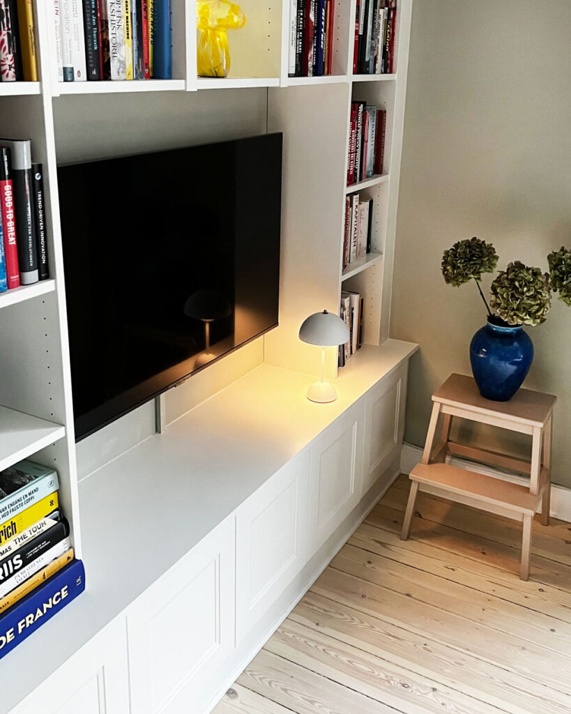 indbygget reol med bøger i stue i østerbro lejlighed
