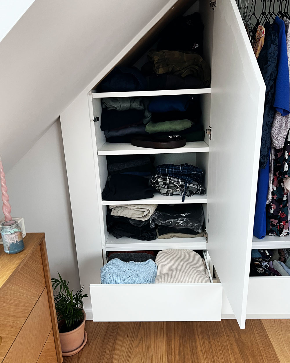 skabe og skuffer med opbevaring af tøj til soveværelse