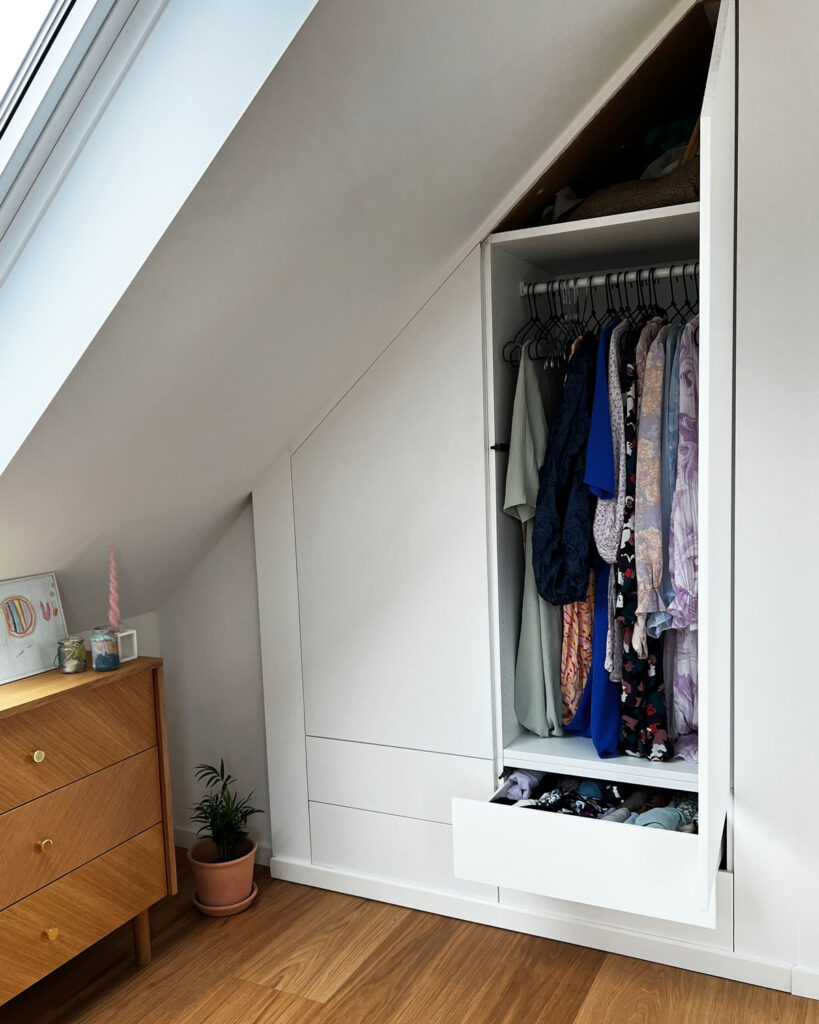 indbygget skab med skuffer skræddersyet til skråvæg